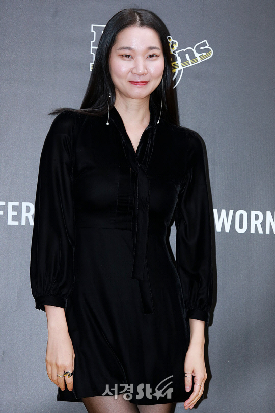 모델 장윤주가 4일 오후 서울 강남구 신사동 한 슈즈브랜드 매장에서 열린 18SS 컬렉션 공개를 기념하는 포토월 행사에 참석했다.