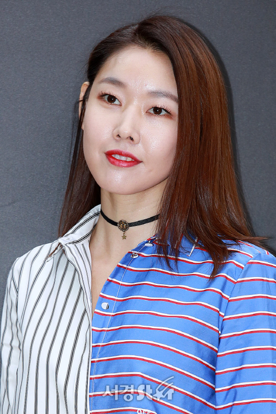 모델 한혜진이 4일 오후 서울 강남구 신사동 한 슈즈브랜드 매장에서 열린 18SS 컬렉션 공개를 기념하는 포토월 행사에 참석했다.