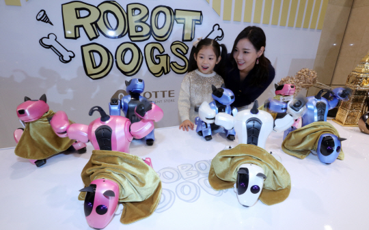 롯데백화점이 4일 오전 서울 중구 소공동 롯데백화점 본점에서 ‘로봇독(Robot Dog)’의 새해 인사 공연을 선보이고 있다. 롯데백화점은 황금 개띠 해를 맞아 로봇 강아지 5마리와 더불어 2.7m 크기의 초대형 로봇이 함께 댄스 퍼포먼스를 하는 행사도 진행 중이다. /연합뉴스