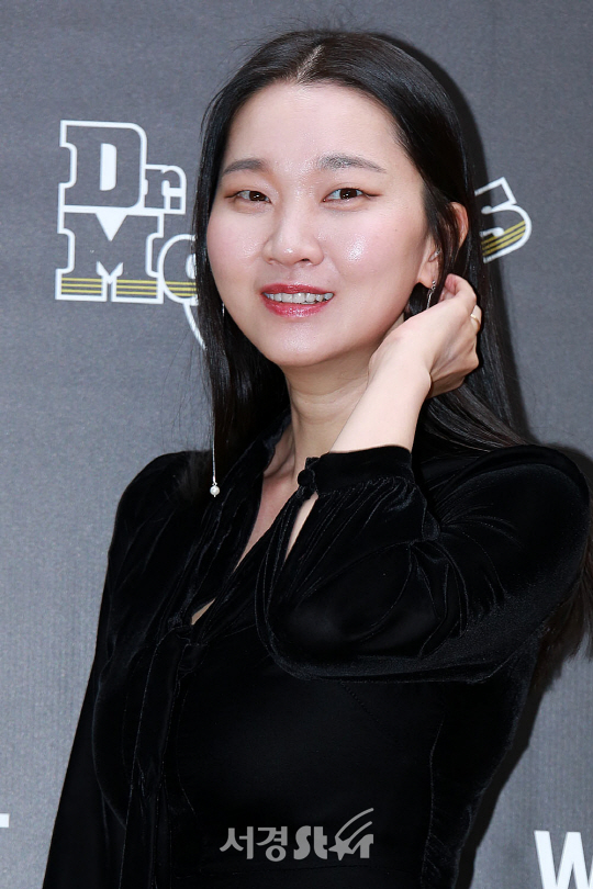 모델 한혜진이 4일 오후 서울 강남구 신사동 한 슈즈브랜드 매장에서 열린 18SS 컬렉션 공개를 기념하는 포토월 행사에 참석했다.