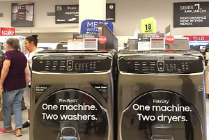 미국 로스앤젤레스 인근 한 도시의 대형마트에서 판매되는 삼성전자 및 LG전자 세탁기들. /연합뉴스