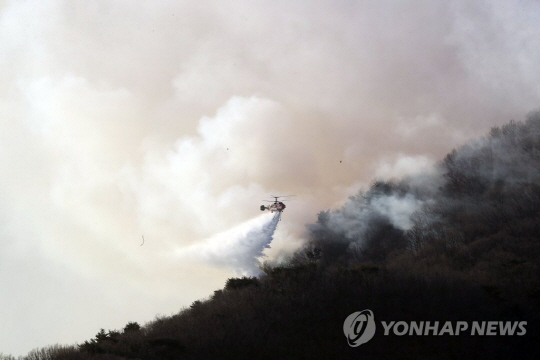 큰불 난 부산 삼각산서 또 화재 발생…불씨 재발화 추정