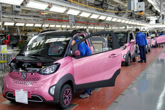 중국 광시좡족 자치구 내 류저우시의 한 자동차 제조공장에서 직원들이 업무를 보고 있다. /류저우=로이터연합뉴스