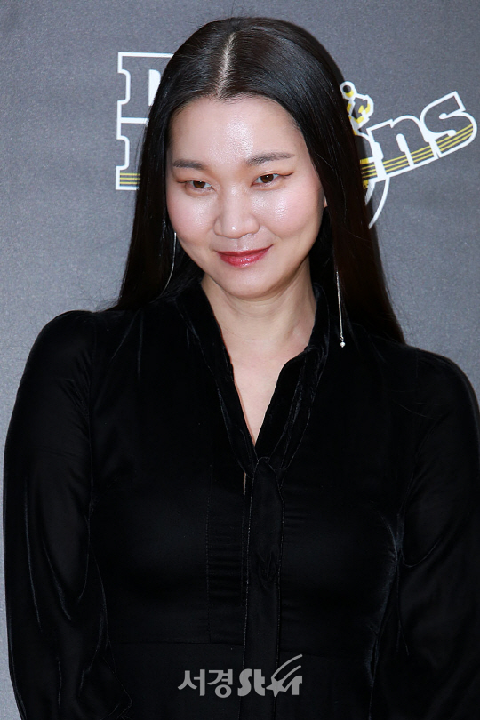 모델 장윤주가 4일 오후 서울 강남구 신사동 한 슈즈브랜드 매장에서 열린 18SS 컬렉션 공개를 기념하는 포토월 행사에 참석했다.