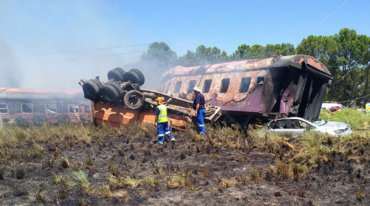 4일(현지시간) 남아프리카 공화국 크론스타트 인근에서 구조 대원들이 탈선한 열차를 조사하고 있다./크론스타트=EPA연합뉴스