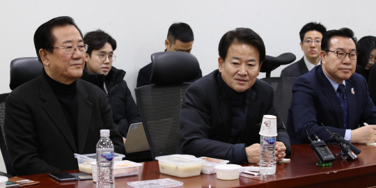정동영 “바른정당과의 통합, 국민의당에 한국당 붙이는 것”