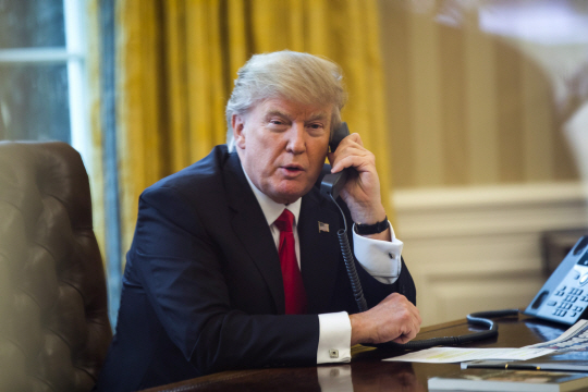 <YONHAP PHOTO-0408> epa05760193 US President Donald J. Trump speaks on the phone with the King of Saudi Arabia, Salman bin Abd al-Aziz Al Saud, in the Oval Office in Washington, DC, USA, 29 January 2017.  EPA/JIM LO SCALZO/2017-01-30 04:07:13/<저작권자 ⓒ 1980-2017 ㈜연합뉴스. 무단 전재 재배포 금지.>