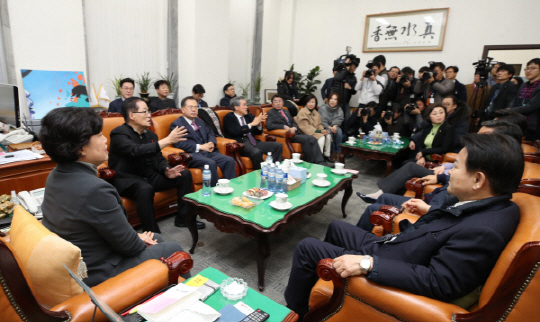 국민의당 통합반대파 의원들로 구성된 모임이 5일 별도 신당 추진을 위한 절차에 나섰다./연합뉴스