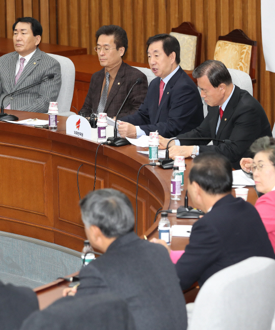 김성태(왼쪽 세번째) 자유한국당 원내대표가 5일 오전 국회 본청에서 열린 원내대책회의에서 시민단체 경력을 공무원 호봉에 반영하도록 한 인사혁신처의 결정에 대해 비판하고 있다. /연합뉴스