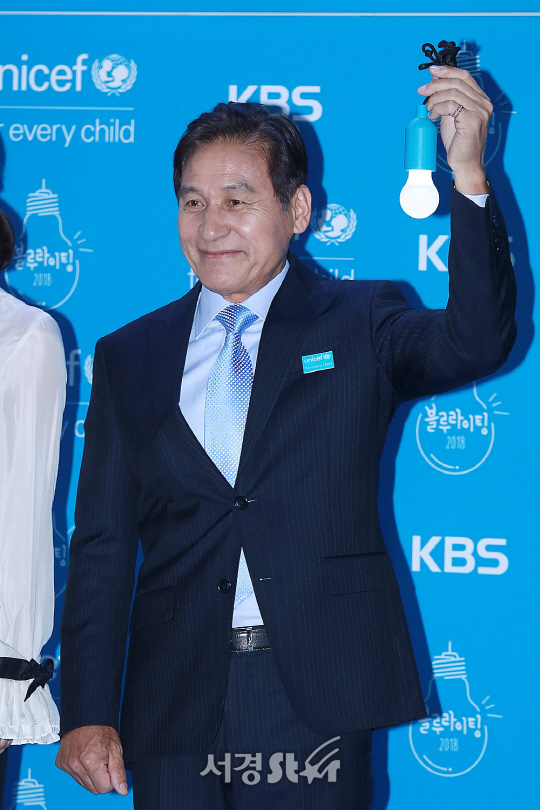 배우 안성기가 6일 오후 서울 영등포구 여의도동 KBS홀 3층 TV공개홀 앞에서 열린 ‘유니세프 제 2회 블루라이팅 페스티벌’에 참석했다.
