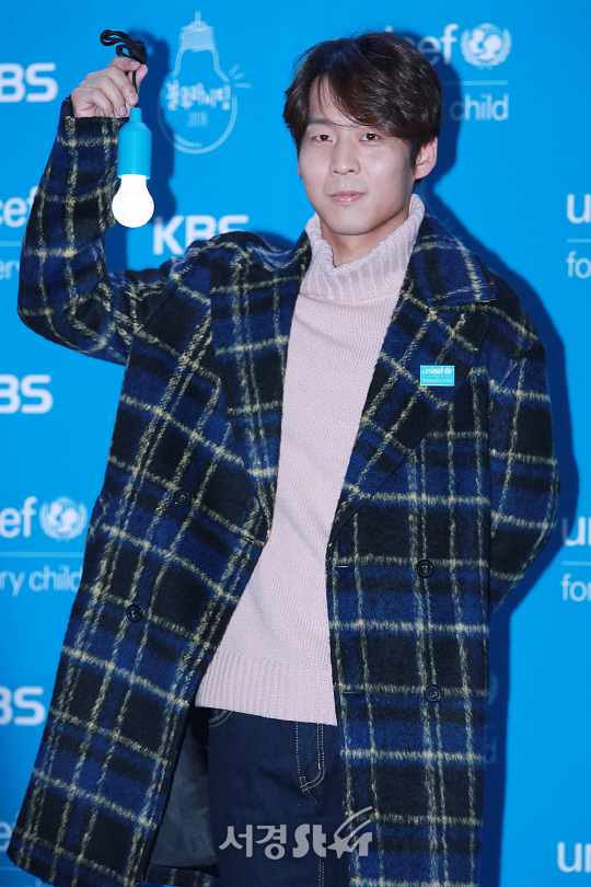가수 하동균이 6일 오후 서울 영등포구 여의도동 KBS홀 3층 TV공개홀 앞에서 열린 ‘유니세프 제 2회 블루라이팅 페스티벌’에 참석했다.