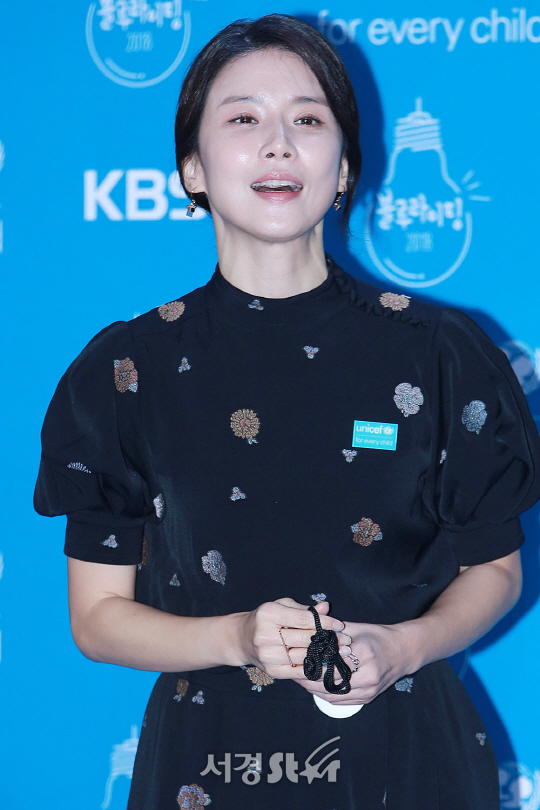 배우 이보영이 6일 오후 서울 영등포구 여의도동 KBS홀 3층 TV공개홀 앞에서 열린 ‘유니세프 제 2회 블루라이팅 페스티벌’에 참석했다.