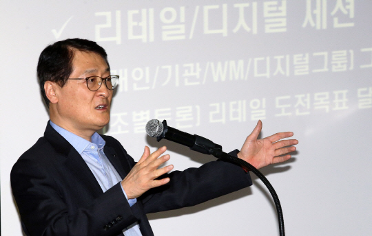 위성호 신한은행장이 지난 5일 용인 신한은행 연수원에서 열린 ‘2018년 상반기 워크숍’에서 임원 및 본부장들과 함께 토론하고 있다. /사진제공=신한은행