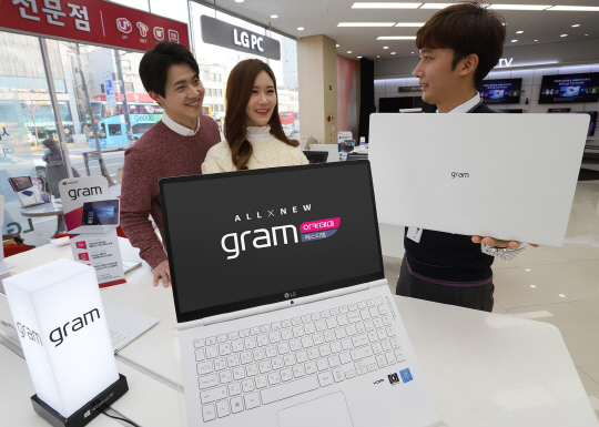 LG전자 가전 매장 직원이 모델들에게 2018년형 ‘LG 그램’을 소개하고 있다./사진제공=LG전자