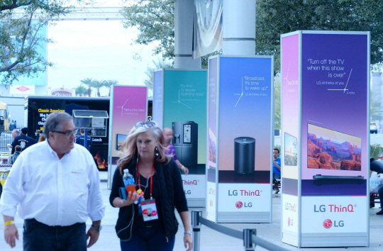LG전자가 미국 라스베이거스 컨벤션센터(LVCC)에 설치한 인공지능 브랜드 ‘LG ThinQ’ 옥외광고 앞을 7일(현지시간) 행인들이 지나가고 있다. 세계 최대 가전전시회 ‘CES 2018’은 8일 미디어 데이에 이어 9일 공식 개막한다. /사진제공=LG전자