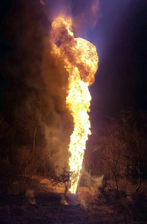 완주서 송유관 파열로 15m ‘불기둥’…기름 훔치다 화재 추정