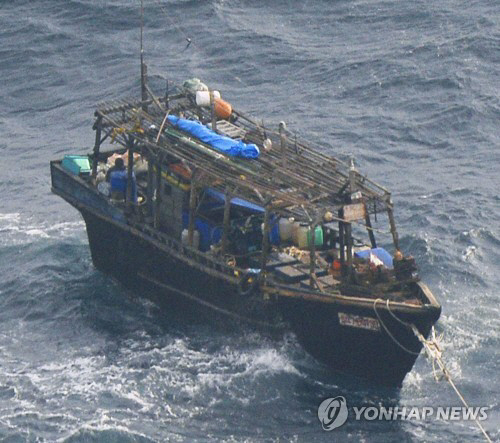 울릉도 해상서 백골화된 시신 4구 실린 북한 목선 발견