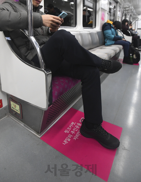 8일 서울지하철 5호선 열차의 한 객실에서 일반석 자리가 많이 비어 있는데도 불구하고 양 끝에 마련된 임산부석에 30대 남성 2명이 앉아 있다.  /송은석기자