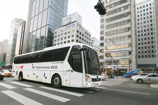 KT의 대형 자율주행버스가 서울 도심지역을 자율주행으로 시범 운행하고 있다. /사진제공=KT
