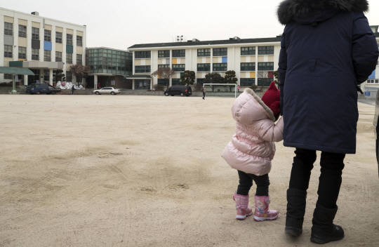 지난해 반짝 증가했던 서울지역 초등학교 입학대상자가 다시 감소세로 돌아섰다. 올해 서울지역 초등학교 입학대상자는 7만7.252명으로 작년보다 1.615명 적다./연합뉴스