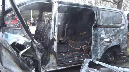 차 안에서 버너 부탄가스 교환하다 폭발…1명 부상·차량 전소