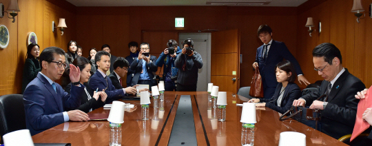 김용길(왼쪽) 외교부 동북아시아국장과 가나스기 겐지(오른쪽) 일본 외무성 아시아대양주 국장이 8일 오후 서울 도렴동 외교부 청사에서 열린 한일 외교부 국장급 협의를 갖고 있다. /연합뉴스