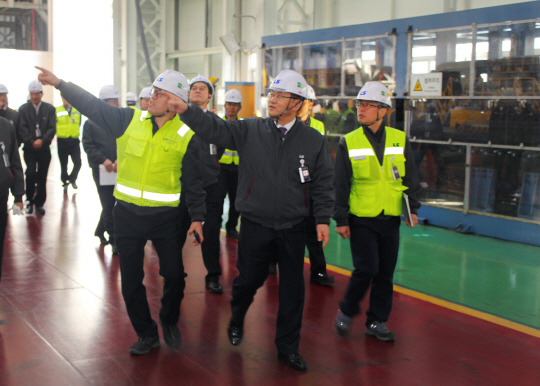 명노현(왼쪽 두번재) LS전선 대표가 지난해 1월 시무식을 겸해 찾은 동해사업장에서 공장을 둘러보며 지시하고 있다. /사진제공=LS전선