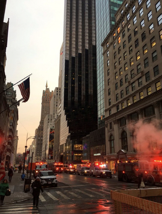미국 뉴욕 맨해튼의 트럼프 타워에서 8일(현지시간) 화재가 발생해 소방차들이 늘어서 있다. /트위터캡처=로이터연합뉴스
