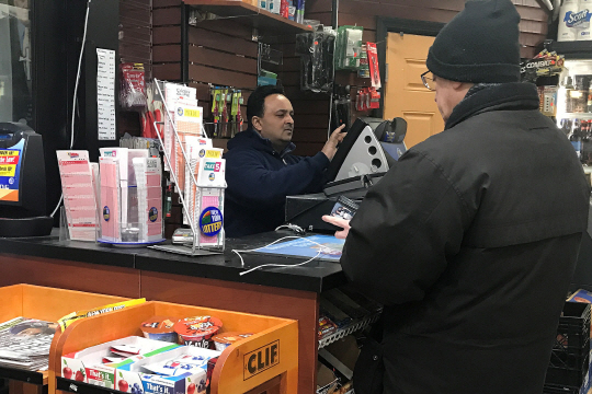 ‘파워볼’을 판매하는 뉴욕의 한 슈퍼마켓 모습 /뉴욕=로이터연합뉴스