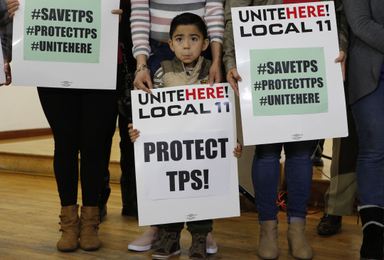 중미 엘살바도르 출신의 4세 어린이가 8일(현지시간) ‘임시보호 지위’(TPS·Temporary Protected Status) 갱신 정책을 유지시켜 달라고 요청하고 있다. /로스엔젤레스=AP연합뉴스