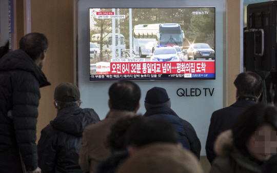 남북 고위급 회담이 열리는 9일 오전 서울역에서 시민들이 관련 방송을 지켜보고 있다./연합뉴스
