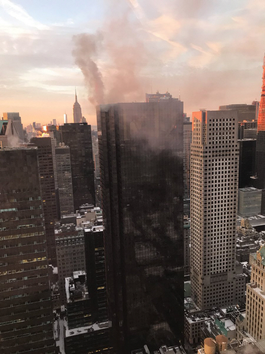트럼프타워 옥상에서 8일(현지시간) 화재로 인한 연기가 발생하고 있다. /뉴욕=AP연합뉴스