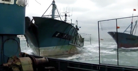 4일 불법 조업을 하다가 나포된 어선을 탈취하기 위해 중국어선들이 충돌을 시도하고 있다./연합뉴스