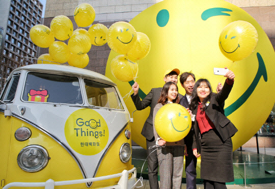 9일 서울 삼성동 현대백화점 무역센터점 앞에서 직원들이 스마일리카 앞에서 기념촬영을 하고 있다. 현대백화점이 오는 31일까지 서울 강남·신촌과 대구에서 월요일 출근 시간(오전 9시∼오후 4시)과 금·토요일 오후 시간(오후 12시∼8시)에 미니버스 ‘스마일리카’를 운행한다. 이 차는 노란 동그라미에 눈 두 개와 웃는 입 모양의 ‘스마일리’ 캐릭터로 꾸민 게 특징이다./사진제공=현대백화점