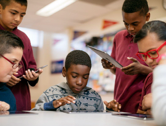 캘리포니아 콤프턴 Compton에 위치한 월턴 중학교 학생들이 아이패드로 학급 과제를 하고 있다. 애플은 커넥티드 ConnectED 프로그램을 통해, 미국 전역의 저소득층 지역 학교에 애플 기기를 배포했다. 쿡은 “모든 이들이 코딩을 배워야 한다”고 강조했다