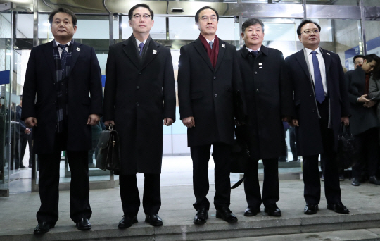 남북 고위급 회담이 열리는 9일 오전 서울 종로구 통일부 남북회담본부에서 수석대표인 조명균 통일부 장관(가운데)을 비롯한 대표단이 회담 장소인 판문점 평화의 집으로 출발하고 있다./연합뉴스