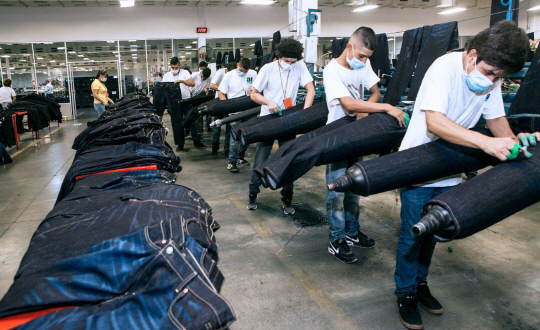 경쟁력 강화 : 멕시코 토레온의 한 공장에서 근로자들이 ‘찢어진’ 청바지를 만들고 있다. 리바이스는 근로자 웰빙 프로그램이 판매사의 결근 및 이직률을 낮춰 수익성을 높여주길 기대하고 있다.