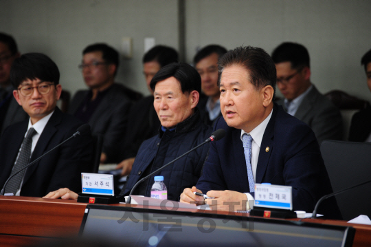 서주석 국방부 차관(맨 오른쪽)이  9일 개최된 방위사업 개혁 협의회에서 모두 발언하고 있다.