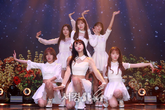 오마이걸(Oh My Girl) 멤버들이 9일 오후 서울 중구 메사 빌딩 10층 명동 신세계 메사홀에서 열린 다섯 번째 미니앨범 ‘비밀정원’ 쇼케이스에 참석해 무대를 선보이고 있다.