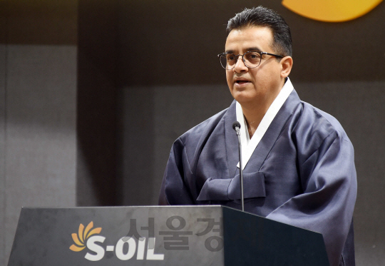 한복을 차려 입은 오스만 알 감디 S-OIL CEO가 8일 서울 마포 본사에서 열린 시무식에서 새해 경영방향을 발표하고 있다. /사진제공=S-OIL