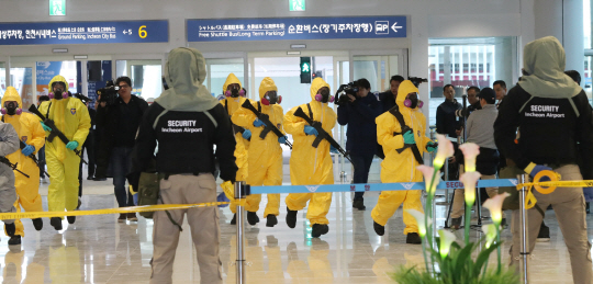 9일 인천국제공항 제2여객터미널에서 생물테러 발생 상황을 가정해 열린 ‘평창올림픽 대비 2018년 인천국제공항 대테러 종합훈련’에서 참가자들이 생물테러 대비 훈련을 하고 있다. /영종도=연합뉴스