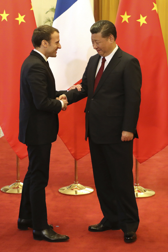 에마뉘엘 마크롱(왼쪽) 프랑스 대통령과 시진핑(오른쪽) 중국 국가주석이 9일 베이징 인민대회당에서 만나 정상회담에 앞서 악수하고 있다.   /베이징=AP연합뉴스