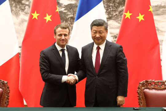 에마뉘엘 마크롱(왼쪽) 프랑스 대통령과 시진핑(오른쪽) 중국 국가주석이 9일 중국 베이징 인민대회당에서 정상회담 후 기자회견장에서 악수하고 있다.      /베이징=로이터연합뉴스