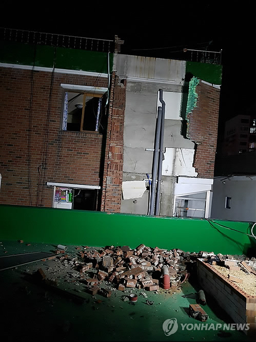 강릉 4층 다가구주택서 LP가스 폭발 사고…12명 부상