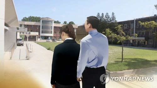 30대 고등학교 교사가 제자 10여 명을 상습적으로 성추행한 혐의로 구속됐다./연합뉴스
