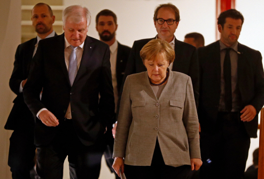 독일 기독민주당 당수인 앙겔라 메르켈 독일 총리(앞줄 오른쪽)와 호르스트 제호퍼 기독사회당 대표(앞줄 왼쪽)/AFP연합뉴스