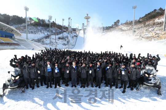 10일 오전 강원도 평창 스키점프센터 앞에서 동계올림픽 준비현장을 찾은 황창규(앞줄 가운데) 회장과 KT 임직원들이 평창동계올림픽 성공을 다짐하며 파이팅을 외치고 있다./KT제공