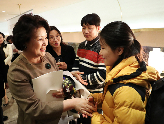 김정숙여사가 9일 예술의전당에서 열린 신년 음악회를 관람하기전 한 학생과 인사를 하고있다. /사진제공=청와대