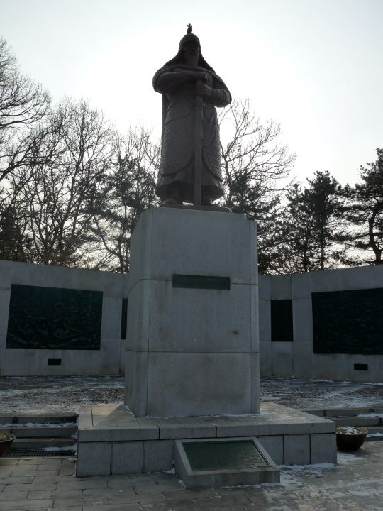 행주산성 대첩문 앞에 세워진 권율 장군의 동상.