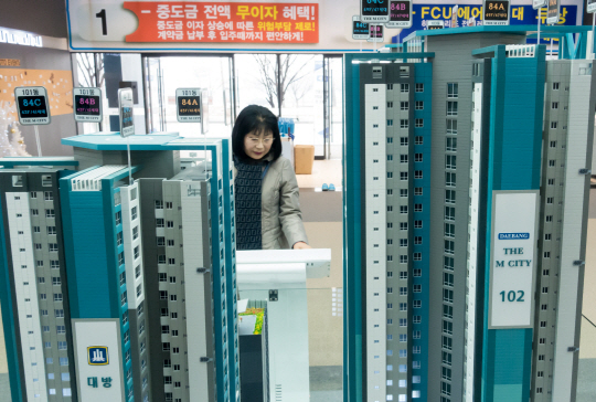 입주물량 증가, 대출 규제 등으로 인해 아파트 분양시장에 대한 부담 요인이 증가하는 가운데 서울을 제외한 수도권과 지방 분양시장의 양극화 현상도 심해지고 있다. 한 방문객이 수도권에서 분양한 아파트 모델하우스를 둘러보고 있다. /송은석기자